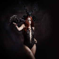 Cuervo rojo-Isabelle Jaravel-bronce-mujer-11784